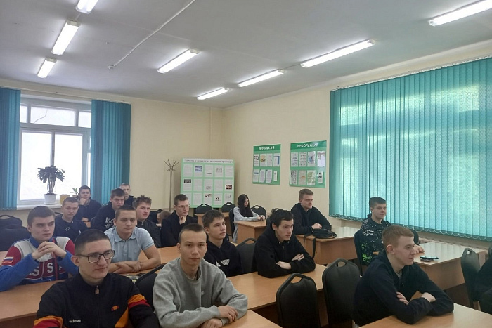 В кировских школах прошли «Разговоры о важном» – о служении Отечеству