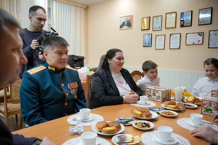 Александр Соколов встретился с участником СВО в Кирово-Чепецке