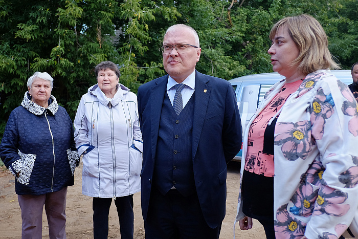 Александр Соколов проверил работу управляющей компании по подготовке аварийного дома к зиме