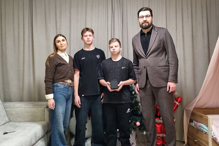 Члены правительства Кировской области исполняют новогодние желания детей