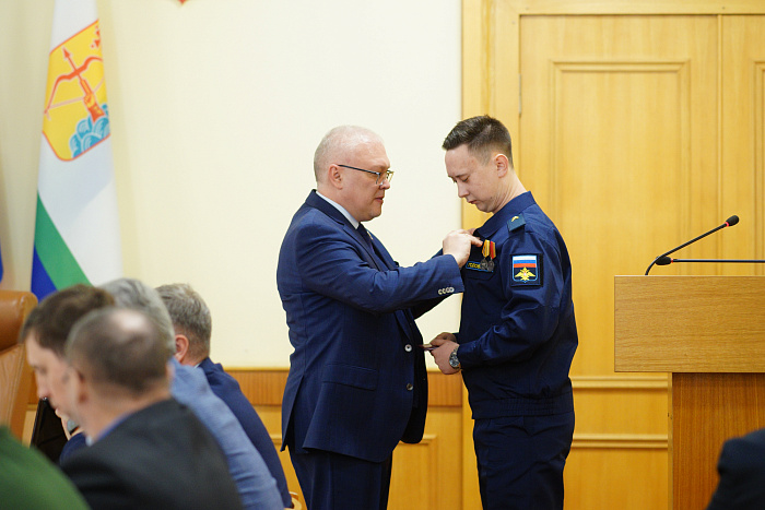 Александр Соколов вручил награду бойцу из Оричевского округа