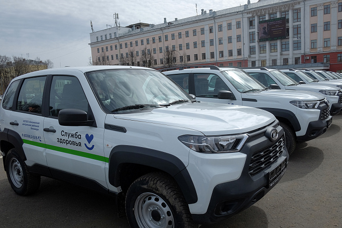 В районные больницы Кировской области отправились 28 новых полноприводных машин