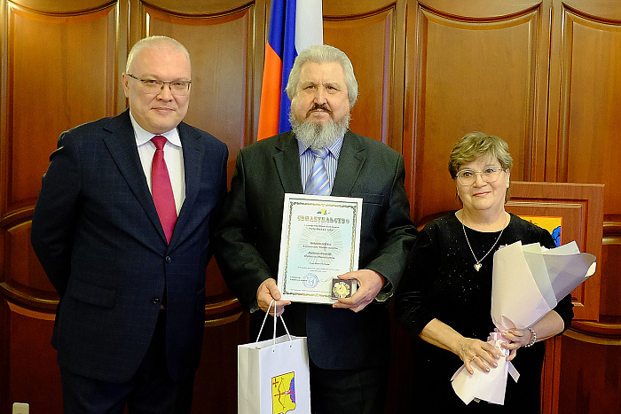 Кировские семьи наградили памятным знаком «Семейная слава»