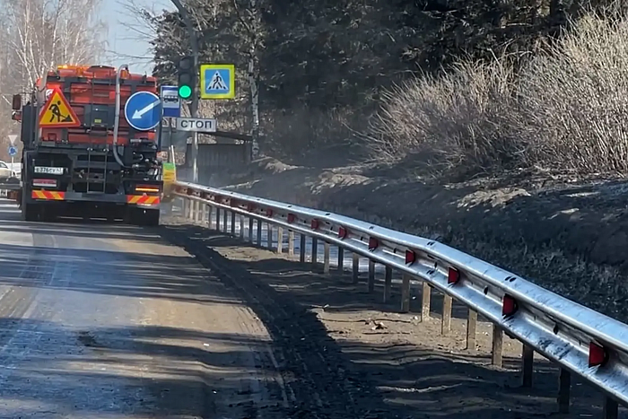 В Кировской области моют ограждения на дорогах 