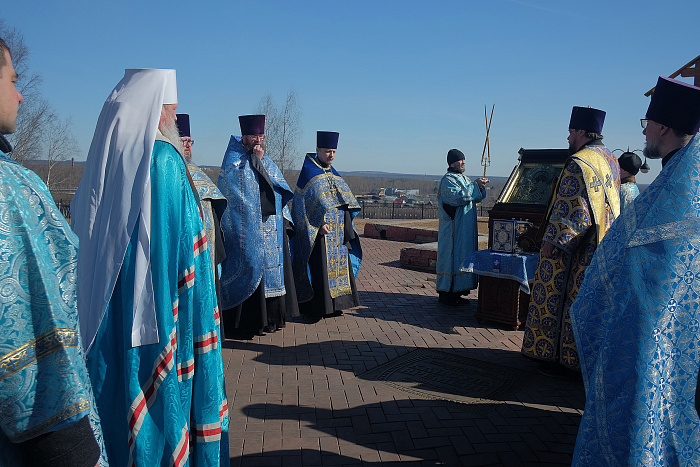 В Кирове освятили поклонный крест на месте строительства Феодоровской церкви