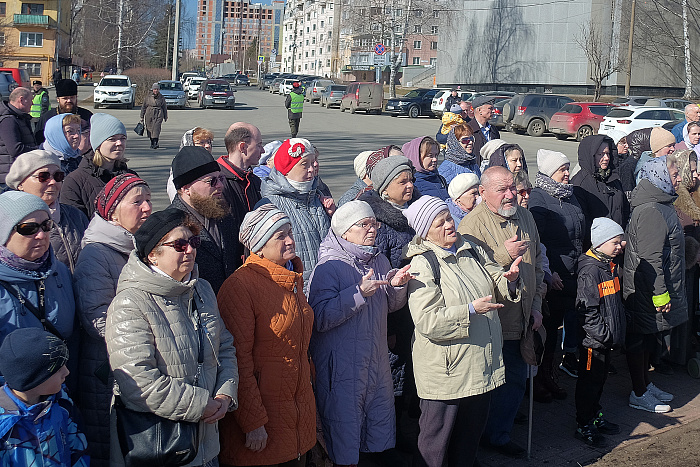 В Кирове освятили поклонный крест на месте строительства Феодоровской церкви