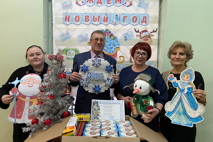 Педагоги города Кирса поздравили с наступающим Новым годом подшефную школу в пгт Весёлое