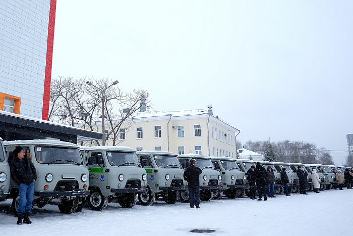 В районные больницы Кировской области отправились 32 машины и 4 мобильных комплекса