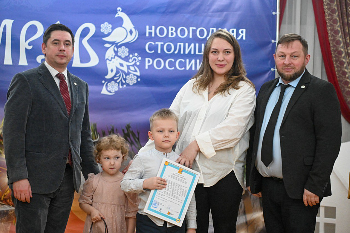Молодым семьям в Кирове вручили жилищные сертификаты