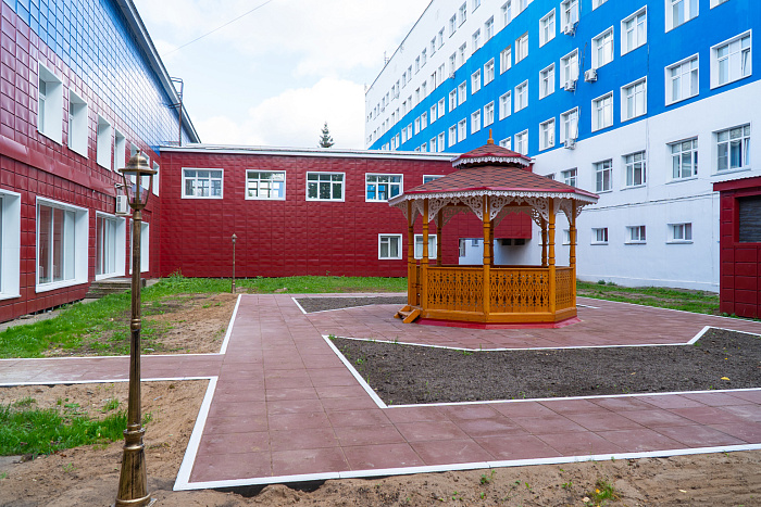 Почетный гражданин города Кирова подарил врачам и пациентам областной больницы резную беседку
