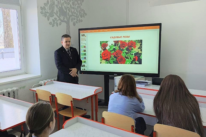 Школьников поселка Вичевщина научили выращивать розы