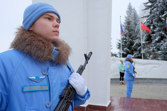 Александр Соколов в День защитника Отечества возложил цветы к Вечному огню