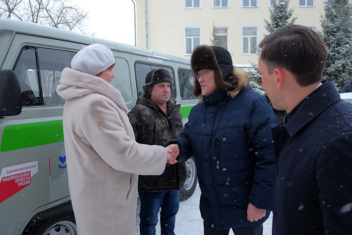 В районные больницы Кировской области отправились 32 машины и 4 мобильных комплекса