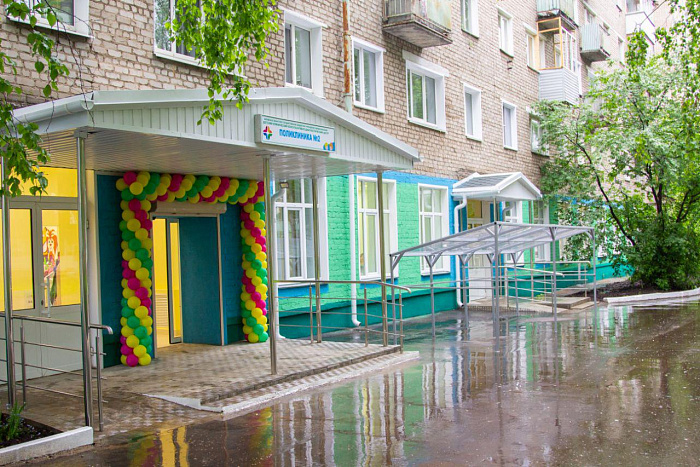 В Кирове для 12,5 тысяч детей отремонтировали поликлинику и благоустроили прилегающую территорию 