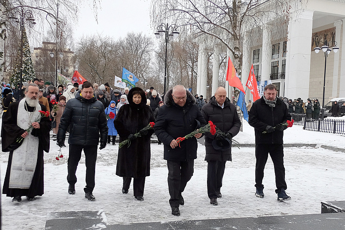 Александр Соколов вместе с ветеранами возложил цветы к мемориалу погибшим в локальных конфликтах