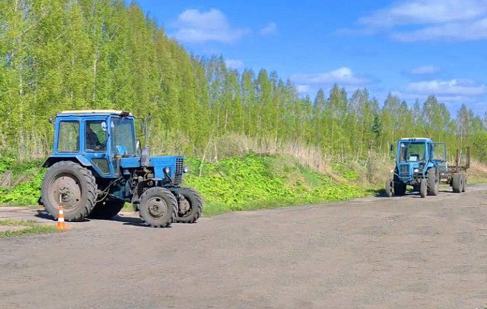 Тужинские десятиклассники получили удостоверения трактористов-машинистов