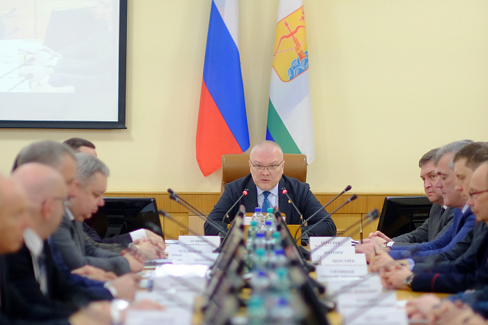 Александр Соколов поручил дополнить кураторские проекты кластерами легкой промышленности и деревообработки