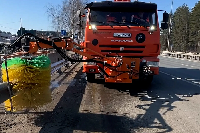 В Кировской области моют ограждения на дорогах 