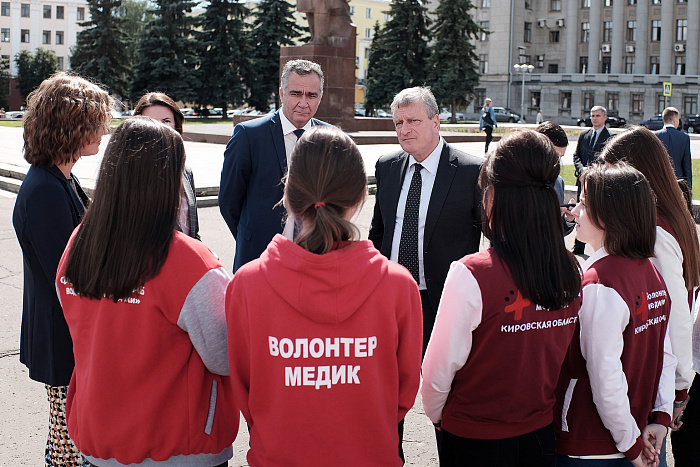 В Кировскую область в рамках нацпроекта поступило 18 автомобилей для перевозки пожилых пациентов в медучреждения