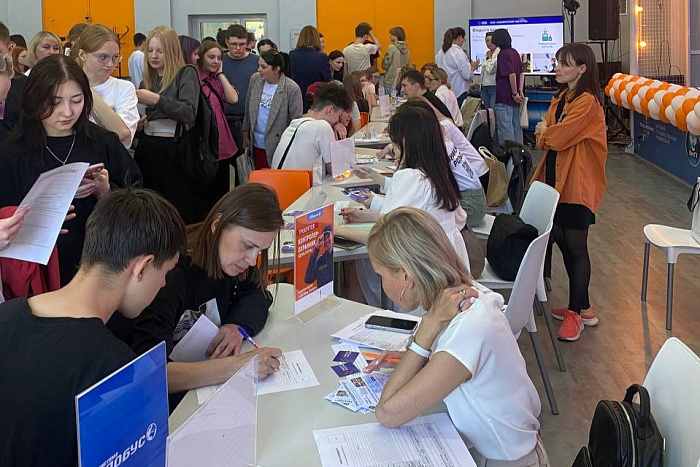 В Кирове прошла первая общегородская ярмарка вакансий для подростков