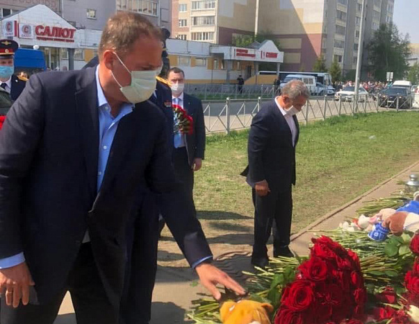 Игорь Комаров возложил цветы в память о погибших в Казани