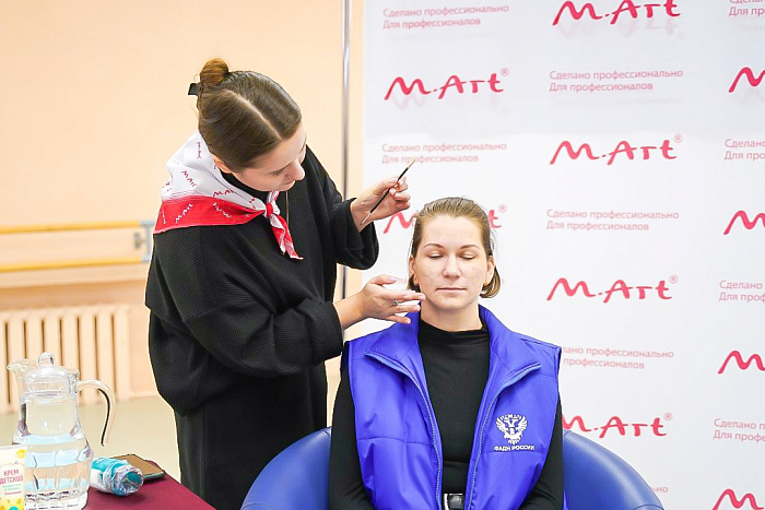 Для артистов любительских театров прошел мастер-класс «Сценический грим»
