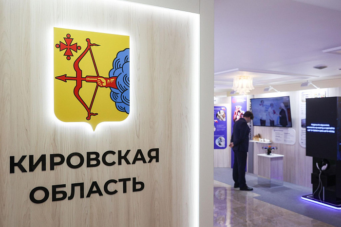 Александр Соколов провел экскурсию для Валентины Матвиенко по выставке Кировской области