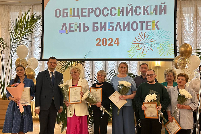 Библиотекарям Герценки впервые вручили нагрудный знак «Ветеран труда»