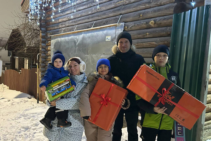 Кировский стрит-арт-художник исполнил новогоднюю мечту 10-летней Алины