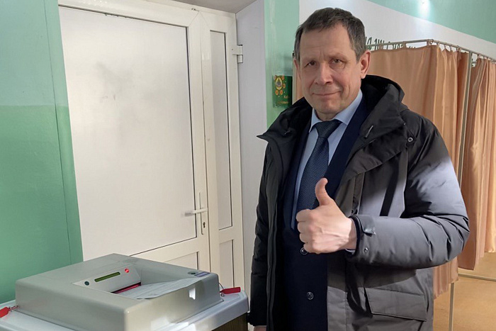 Представители правительства региона голосуют на выборах Президента России