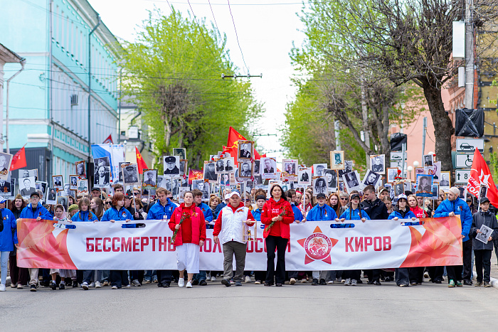 В «Бессмертном полку» прошли 12 тысяч кировчан