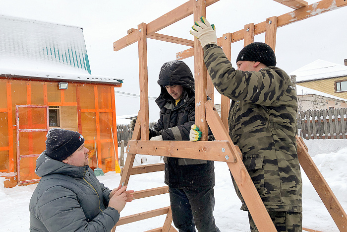В Кирове для многодетной семьи участника СВО создали игровую площадку