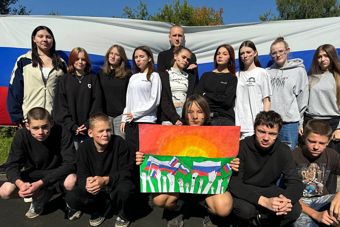 В детских лагерях региона состоялось празднование Дня Государственного флага РФ