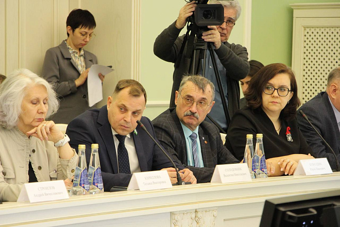 Министр молодежной политики на окружном уровне поделилась опытом взаимодействия с учебными заведениями