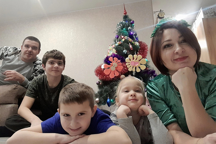 Жители Кировской области всей семьей наряжают елки