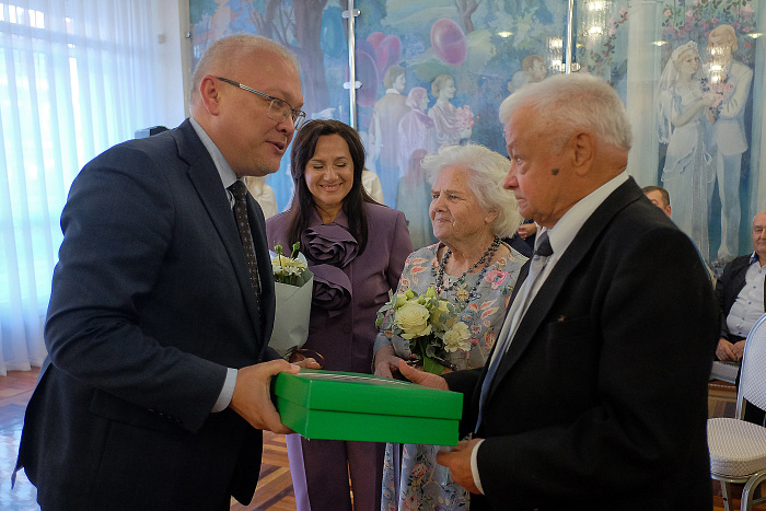 Александр Соколов поздравил две семейные пары из Кирова с бриллиантовой свадьбой