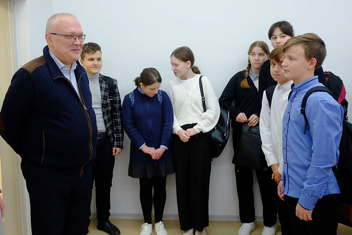 Александр Соколов: фасад Краснооктябрьской школы поможем отремонтировать, когда местные власти снесут заброшенное соседнее здание