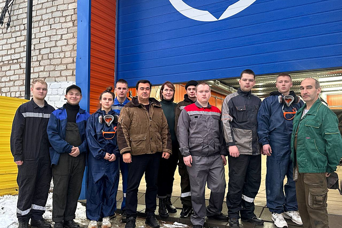 Студенты и педагоги Вятского аграрно-промышленного техникума восстановили автомобиль для бойцов СВО 