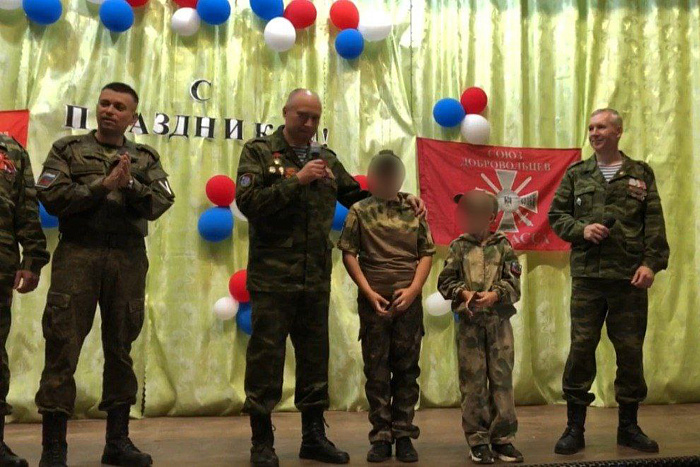 Двух мальчишек из ЛНР приняли в ряды кировского «Боевого братства»