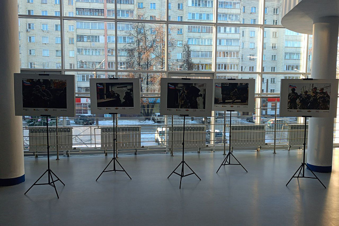 В Кирове продолжается фотовыставка «Помним СВОих»