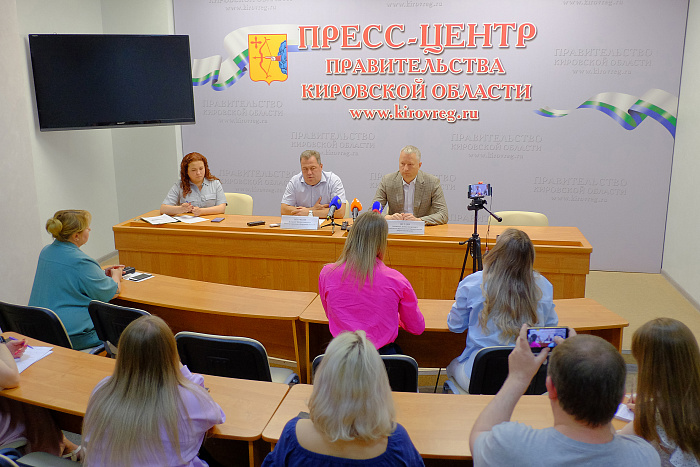 В Кировской области уже выполнено 57% дорожных работ, а ремонт большинства дорог идет с опережением графика