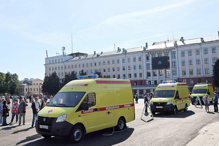 Игорь Васильев проверил ход вакцинации в мобильном прививочном пункте на Театральной площади