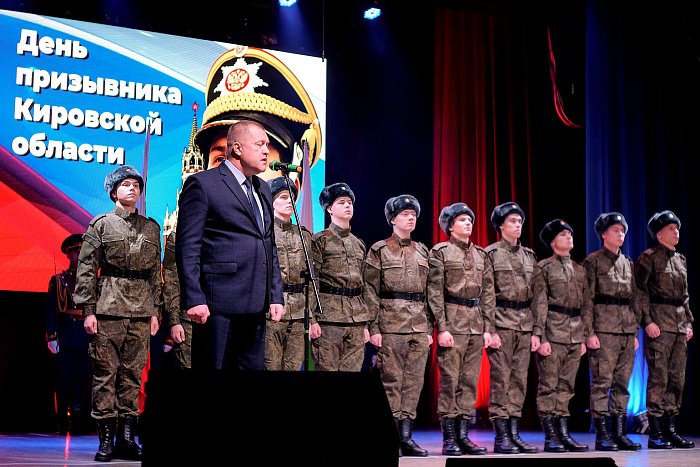 В Кирове торжественно проводили призывников в Президентский полк