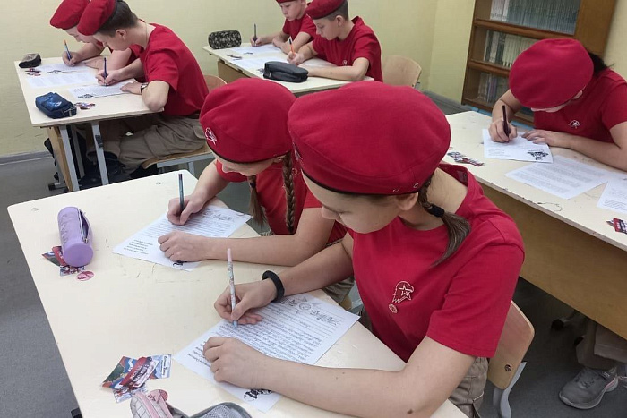 Военнослужащие в зоне СВО получат письма от кировских школьников
