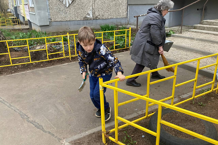 На приборку дворов кировчане выходят всем домом