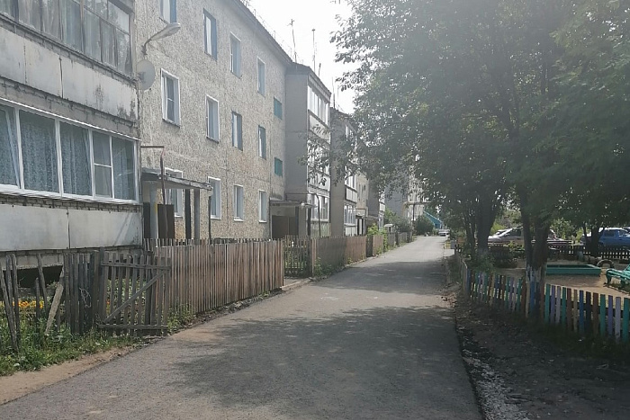В Зуевке благоустроили дворы и тротуары 