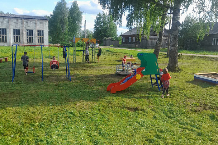 В Даровском районе построили детскую площадку 