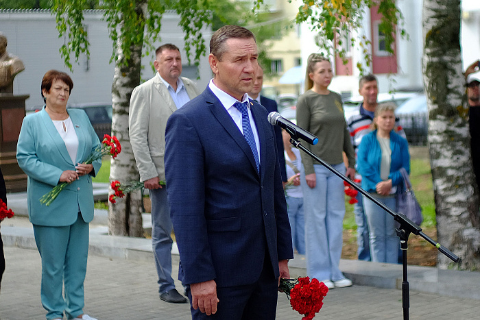 В День ВДВ кировчане отправили гуманитарный груз бойцам 