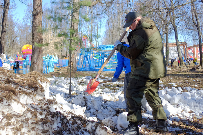 Александр Соколов с семьёй принял участие в общегородском субботнике