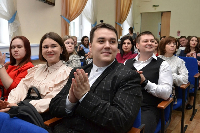 В Кировской области молодые педагоги получат от 100 000 до 200 000 рублей 